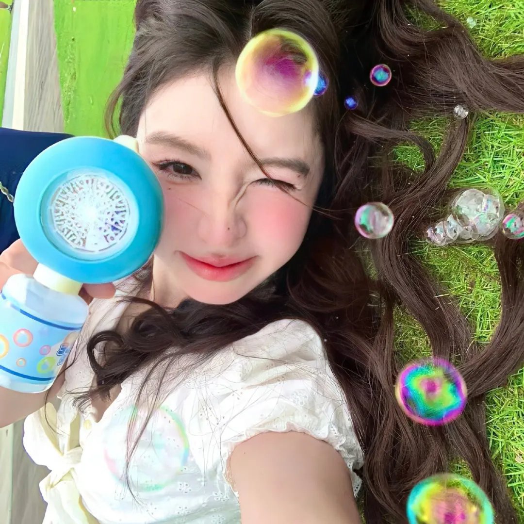 泳池里的女人